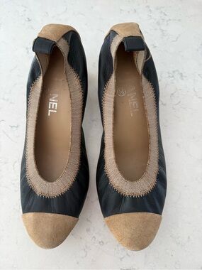 CHANEL Black Leather and Tan Suede Cap-Toe Ballet Flats